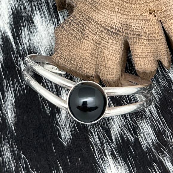 1980s Native American NAVAJO Sterling Silver & Round Onyx Sweater Cuff Bracelet - Picture 2 of 4
